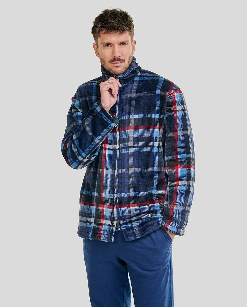 Hombre con bata corta polar a cuadros azul, rojo y blanco
