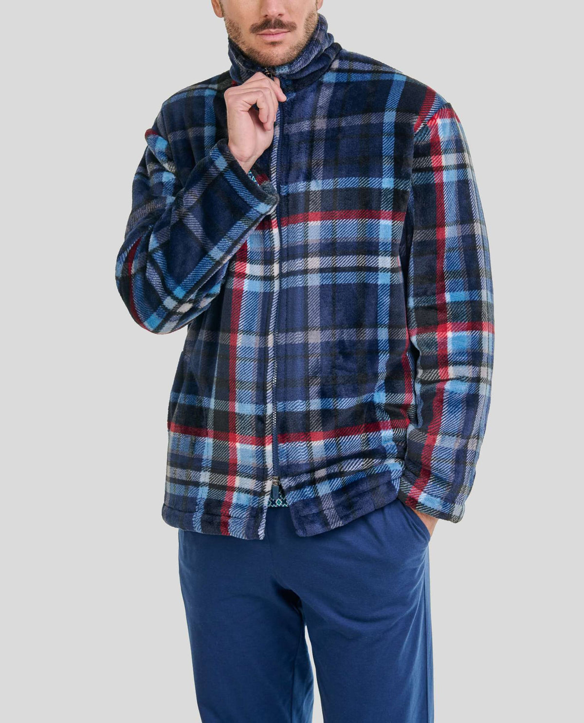 Hombre con bata corta polar a cuadros azul, rojo y blanco