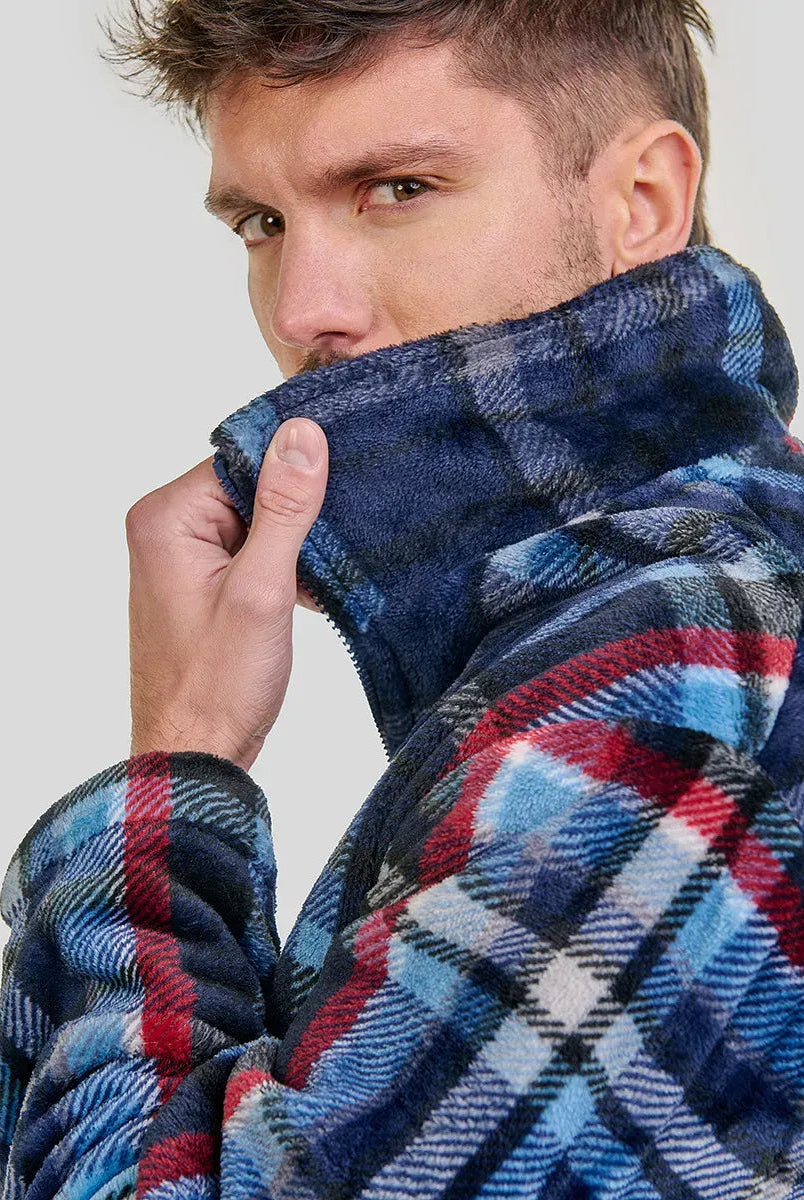 Hombre sujetando el cuello de su agradable bata polar corta de cuadros para invierno