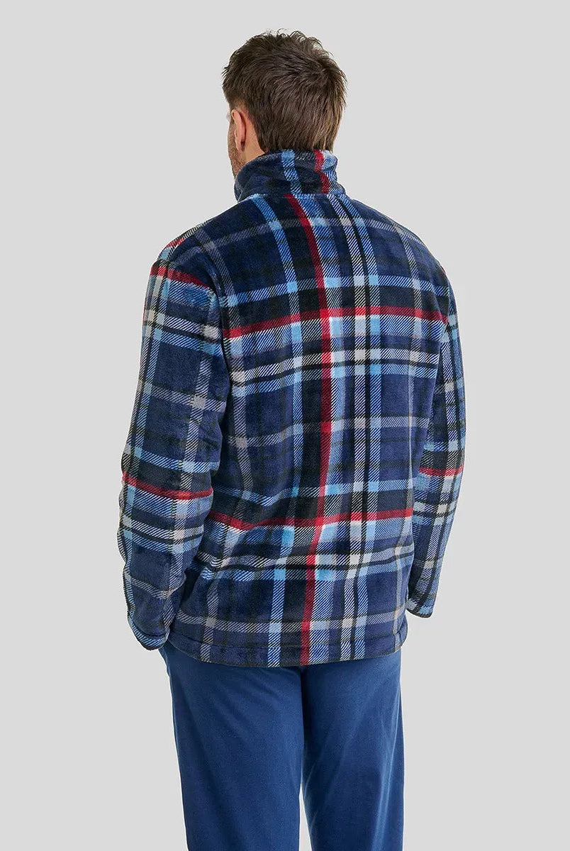 Hombre de espaldas con bata corta polar de cuadros azul, rojo y blanco