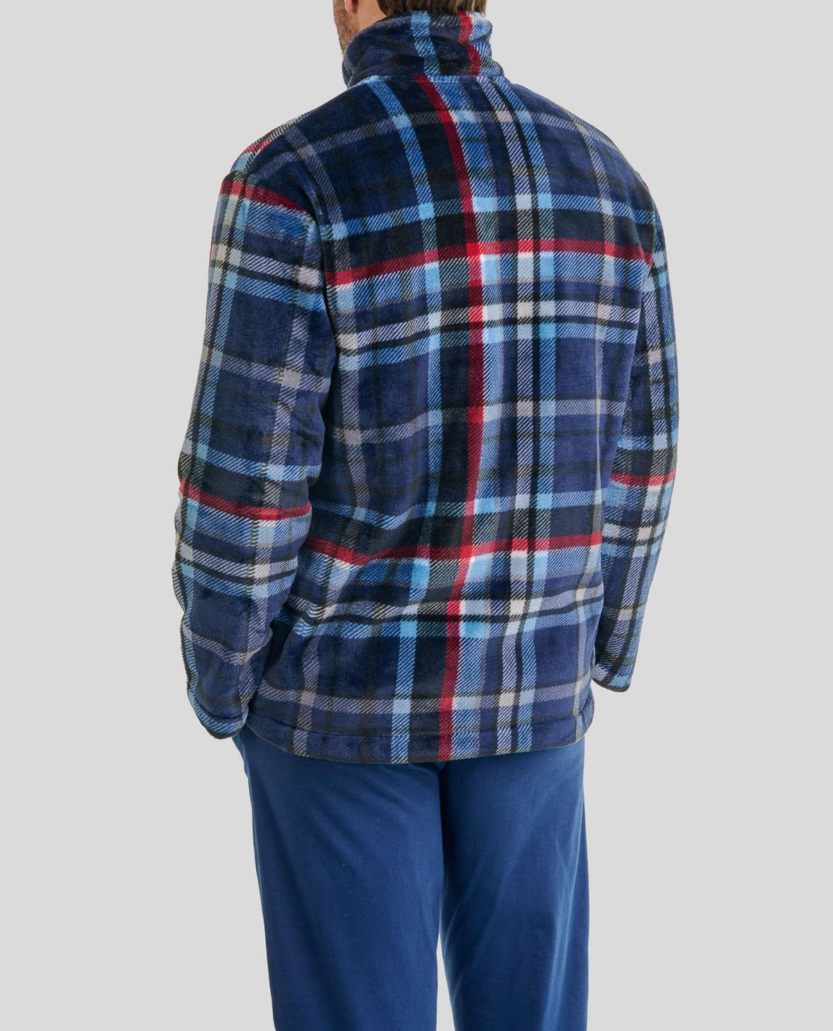 Hombre de espaldas con bata corta polar de cuadros azul, rojo y blanco