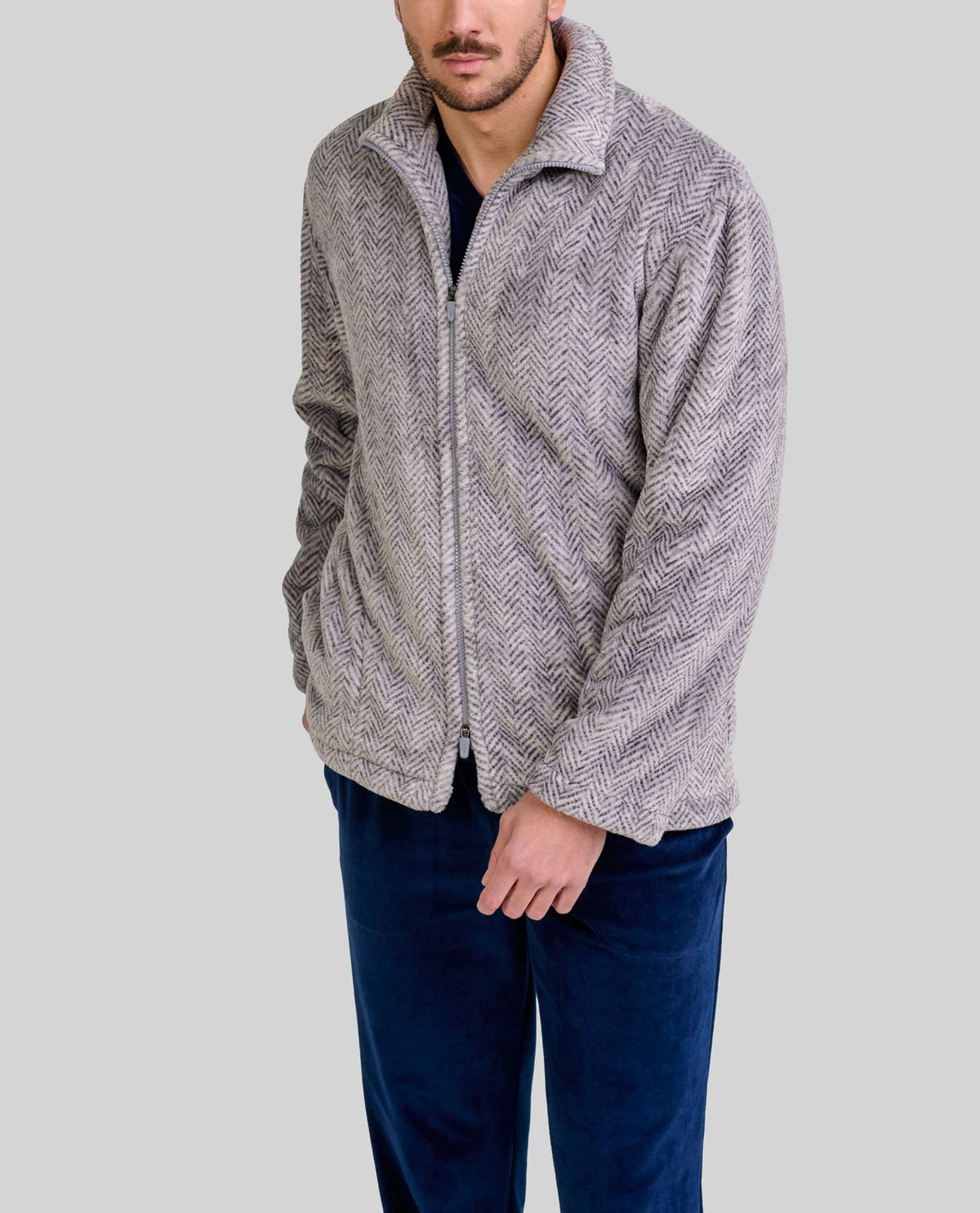 Hombre posa con bata corta de invierno con cremallera en tejido de espiga gris