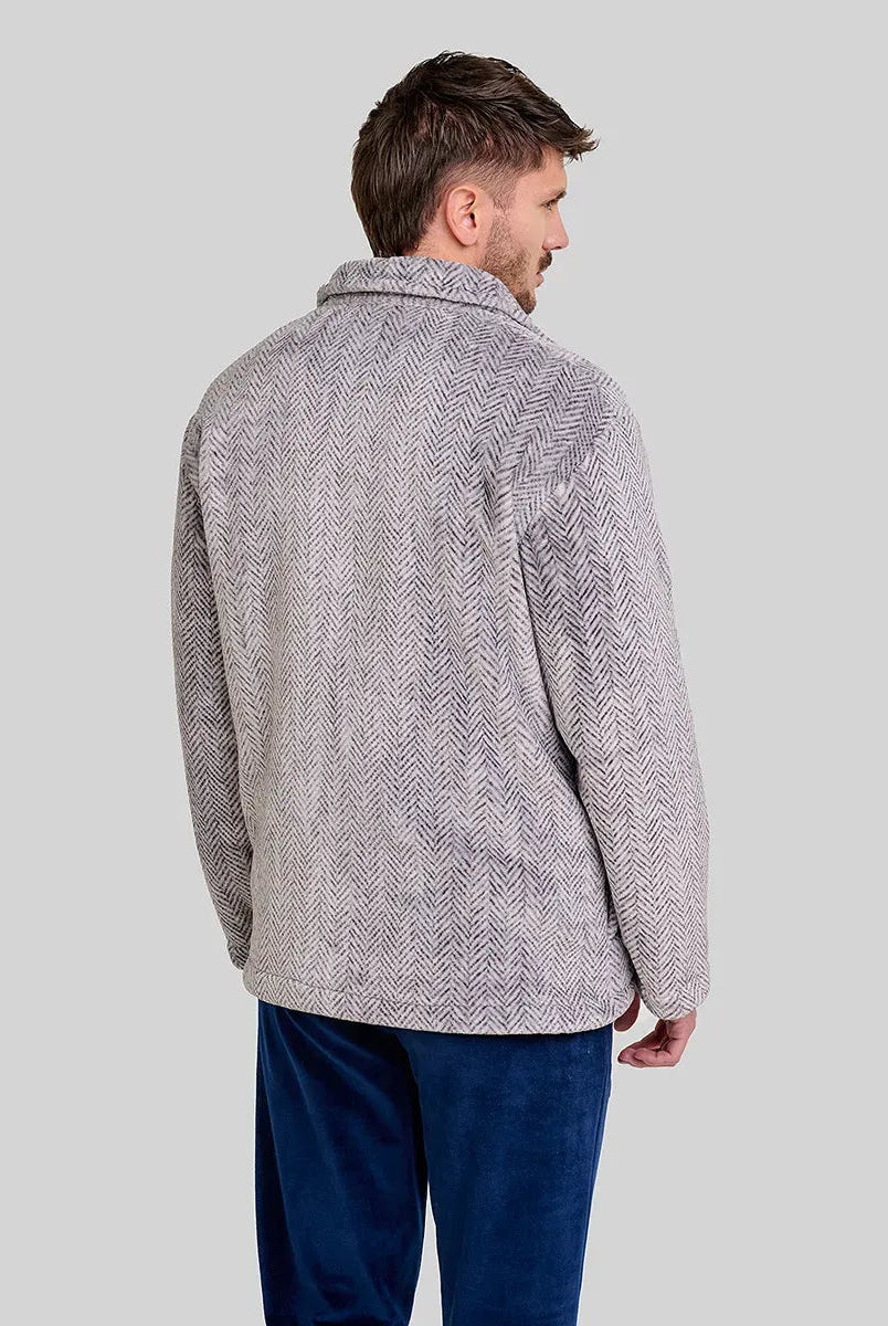 Vista detalle de chaquetilla de pijama de caballero melange rayas azules con cuello en pico