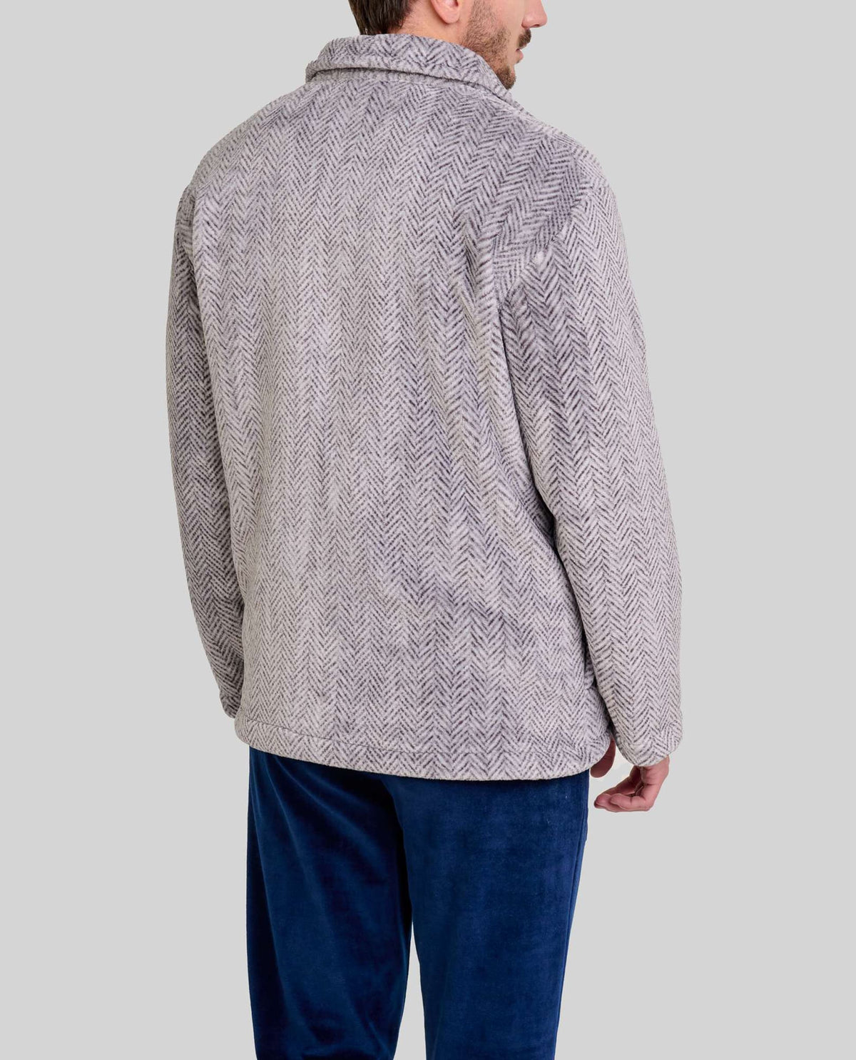 Vista trasera de bata de hombre tejido de espiga gris con bolsillos laterales.