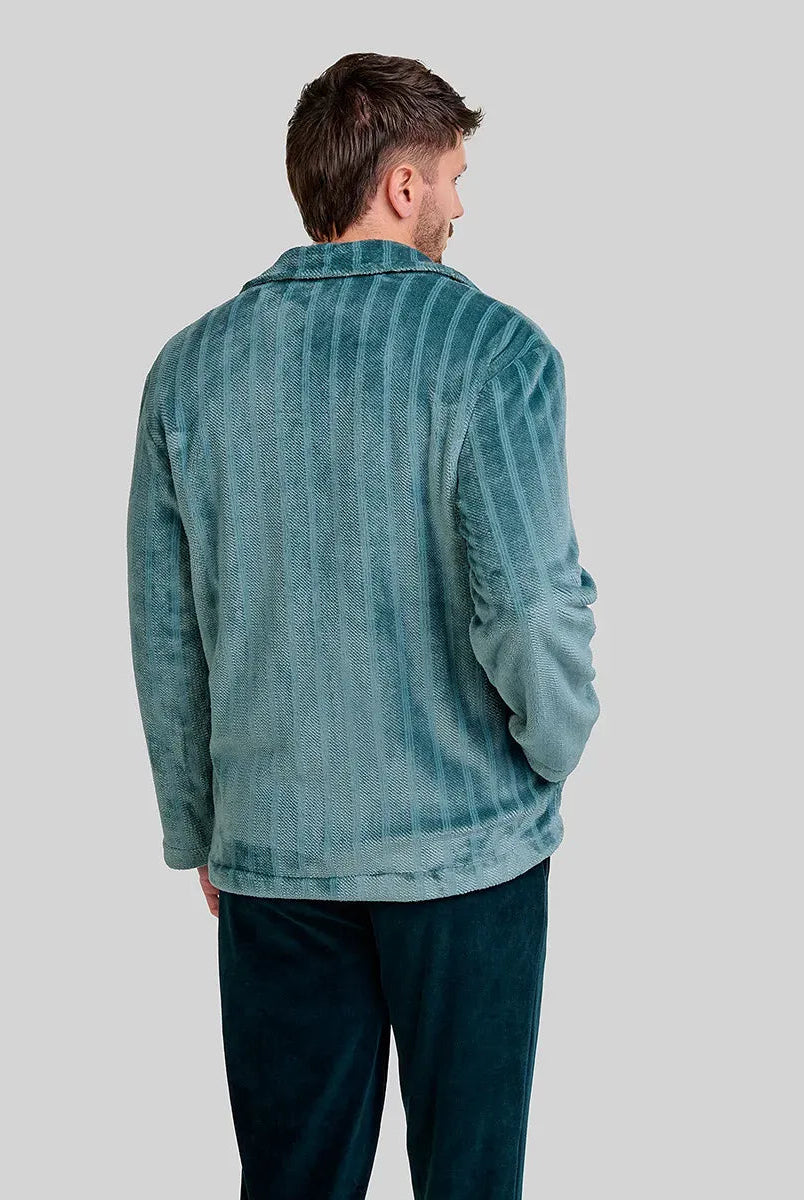 Vista trasera de bata corta de invierno con bolsillos laterales en agrdable jacquard de rayas verde