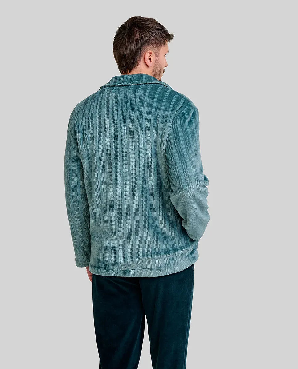 Vista trasera de bata corta de invierno con bolsillos laterales en agrdable jacquard de rayas verde