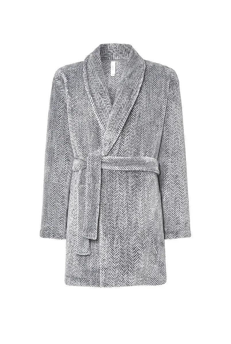 Elegante bata corta de caballero en espiga gris con un acogedor cuello smoking, mangas largas y cinturón a juego.