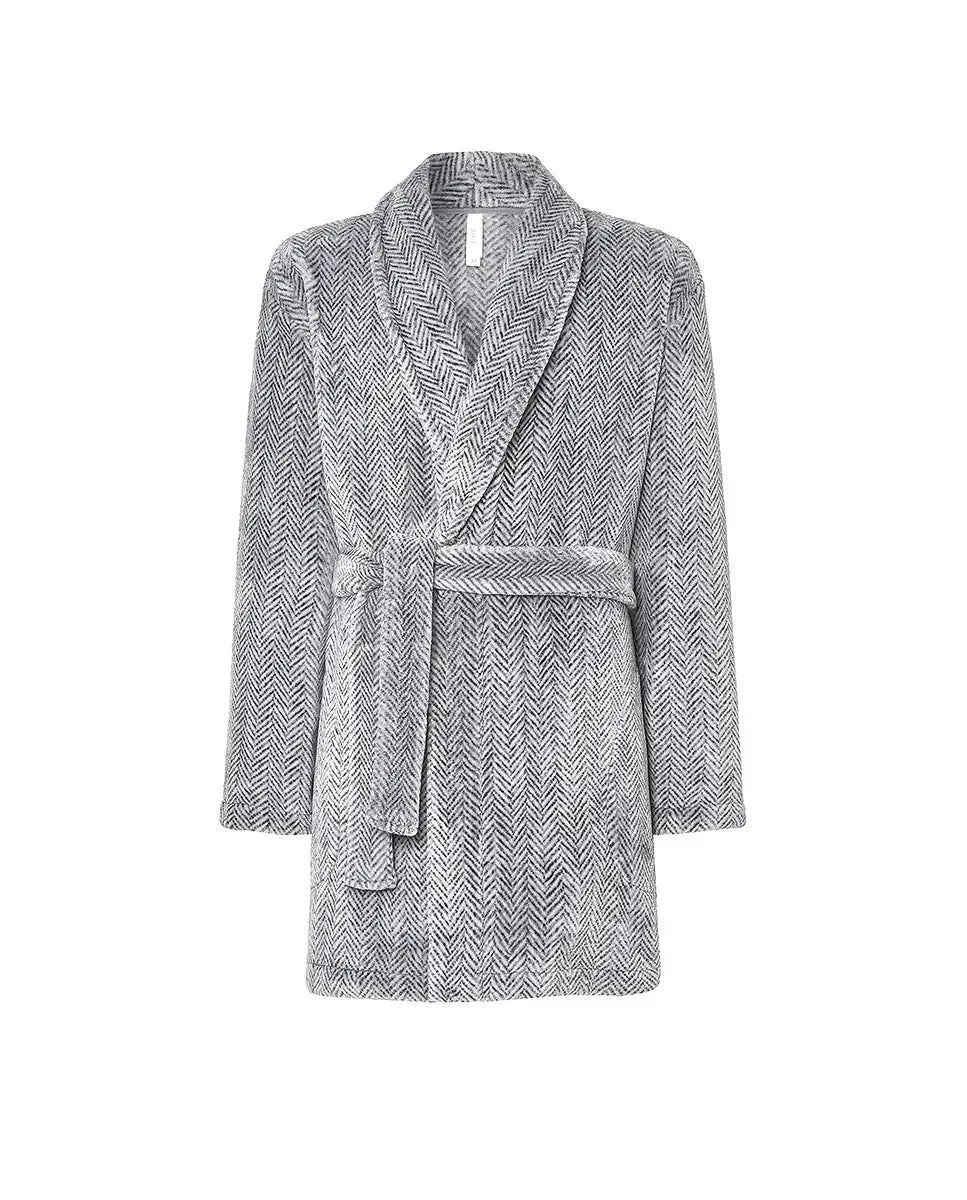Elegante bata corta de caballero en espiga gris con un acogedor cuello smoking, mangas largas y cinturón a juego.