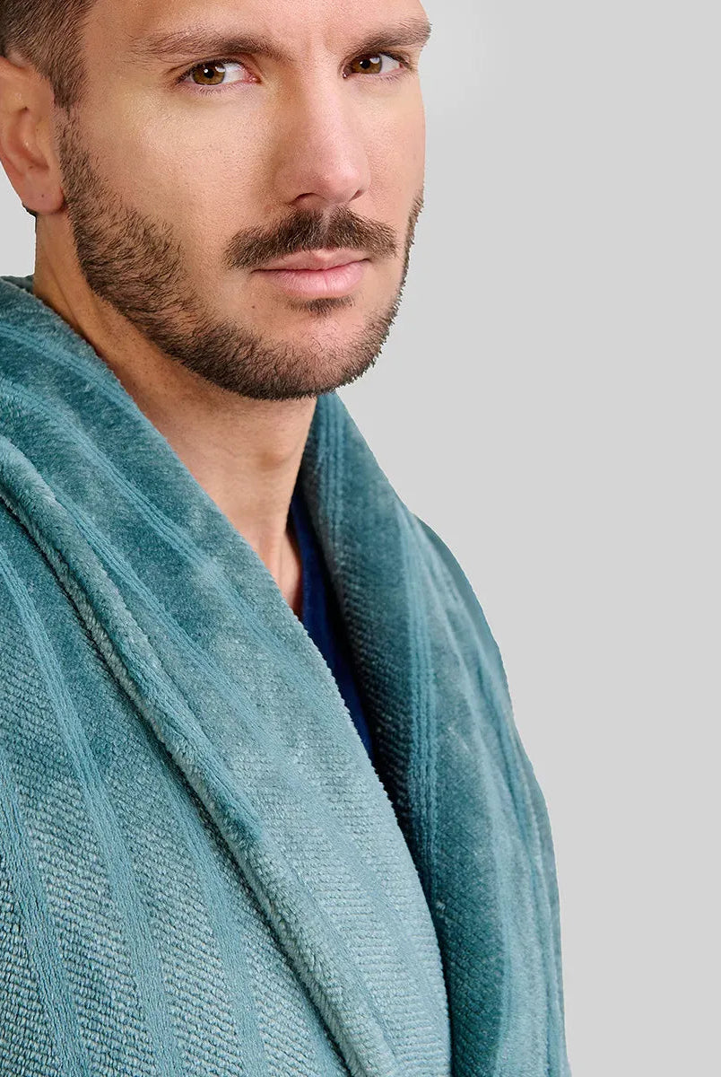 Detalle de cuello smoking de bata de invierno de caballero en jacquard verde