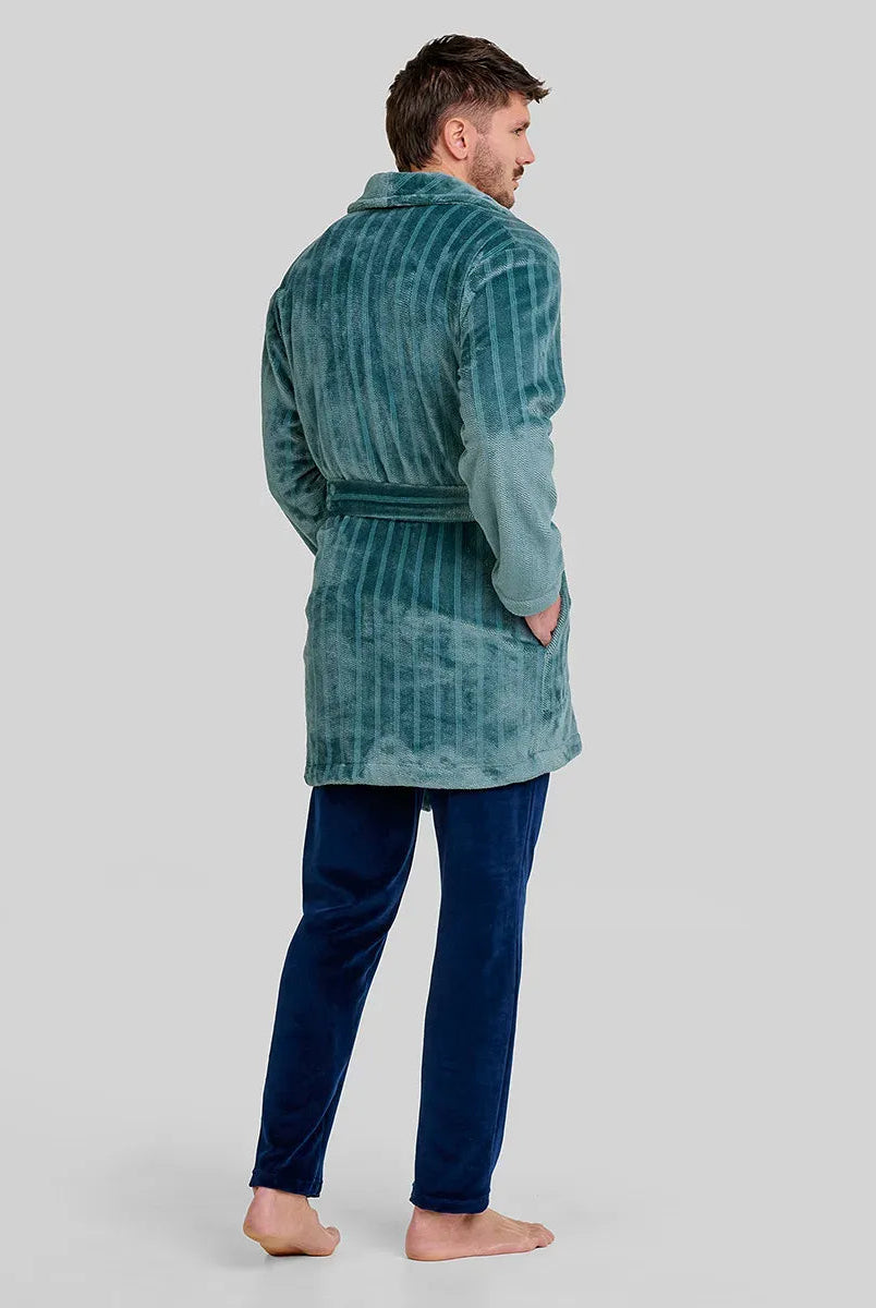 vista trasera de hombre luciendo bata corta verde cruzada con cinturón y bolsillos para cálido invierno