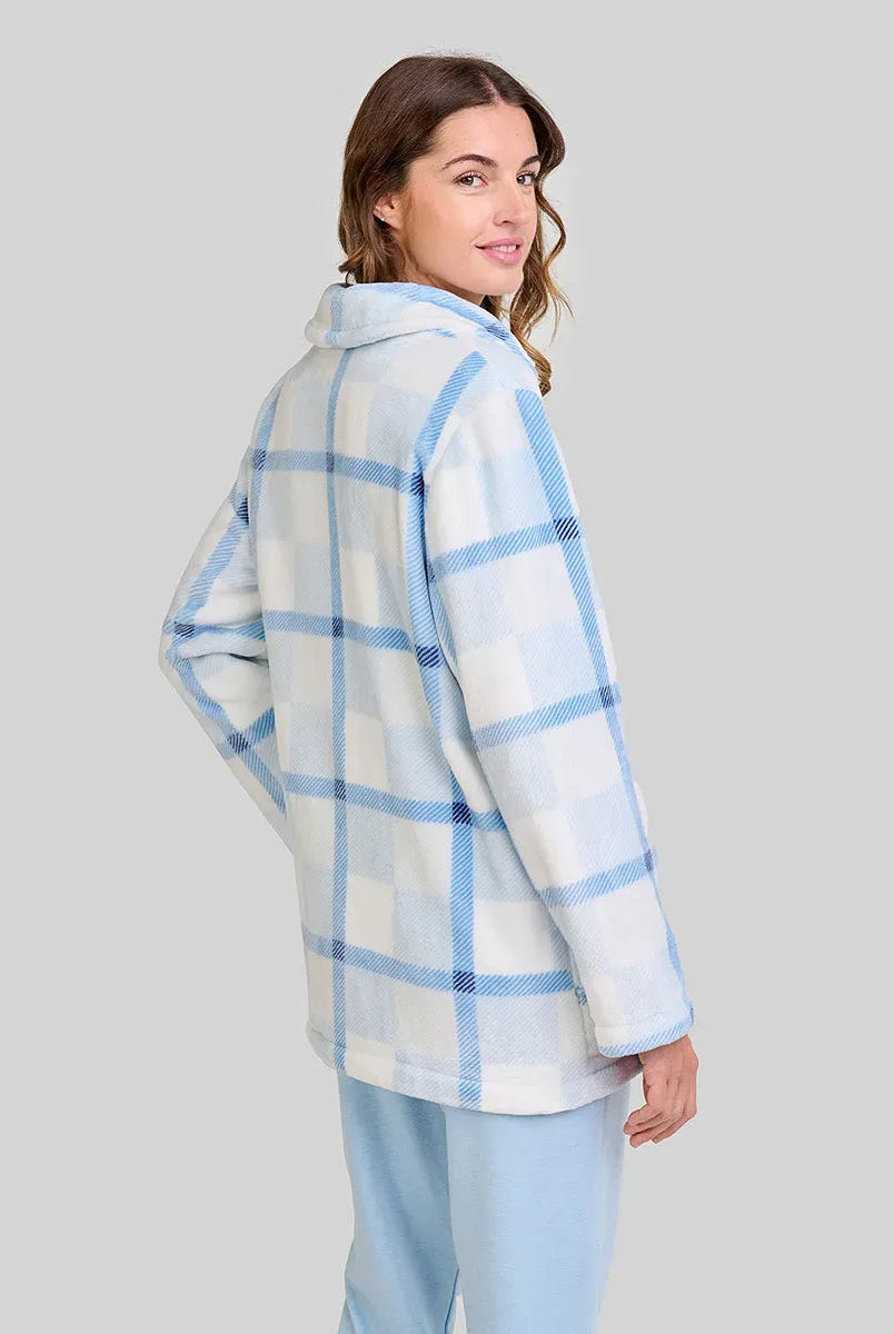 Mujer de espaldas luce bata corta polar azul claro con cuadros y pantalón azul con bolsillos