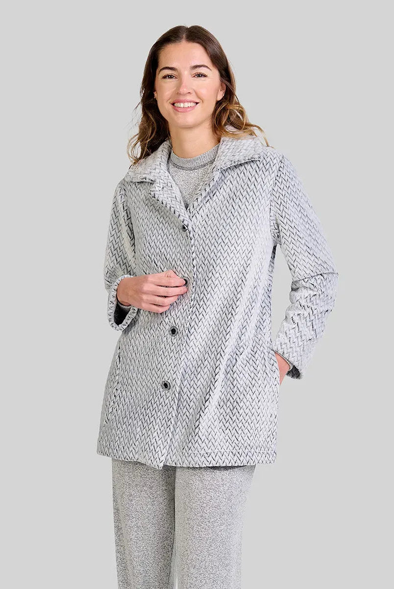 Mujer con pijama gris de manga larga y cuello con botones ideal para noches cómodas y descanso reparador.
