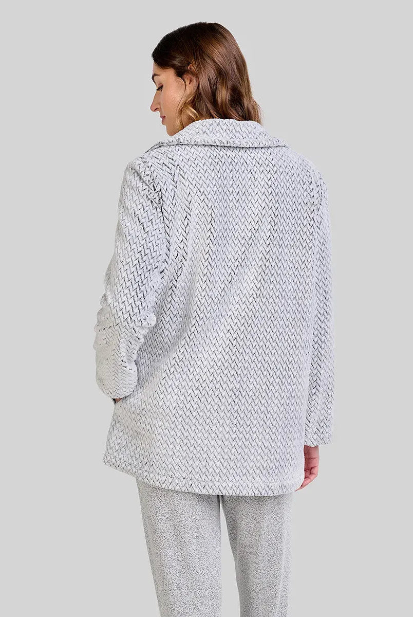 vista detalle de cuello de bata gris abotonada y patrón espiga, ideal para estar en casa