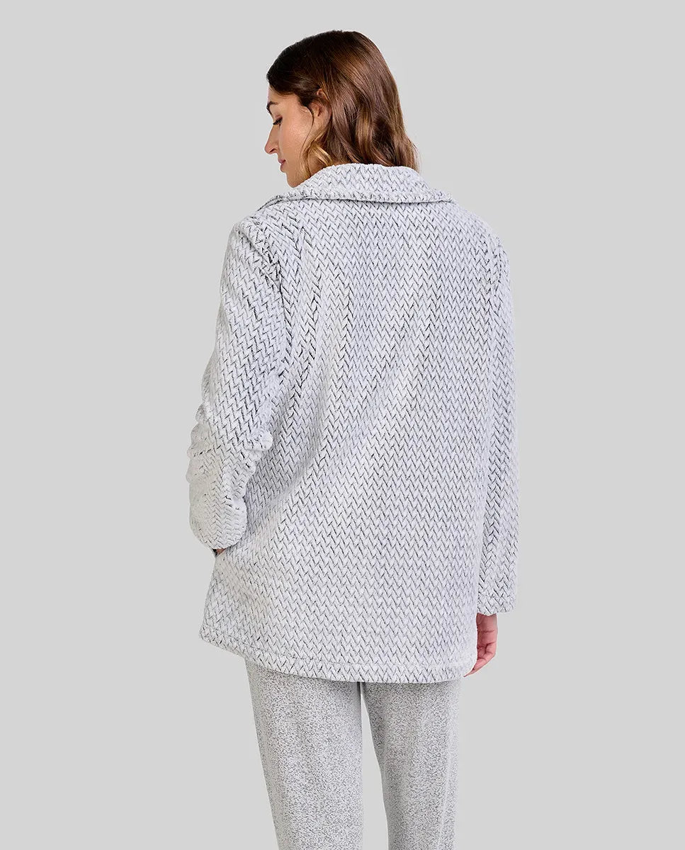 vista detalle de cuello de bata gris abotonada y patrón espiga, ideal para estar en casa