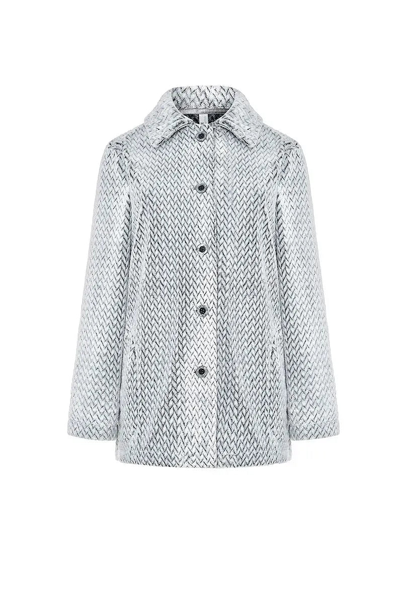 Mujer luciendo chaquetilla de pijama gris con cremallera para invierno