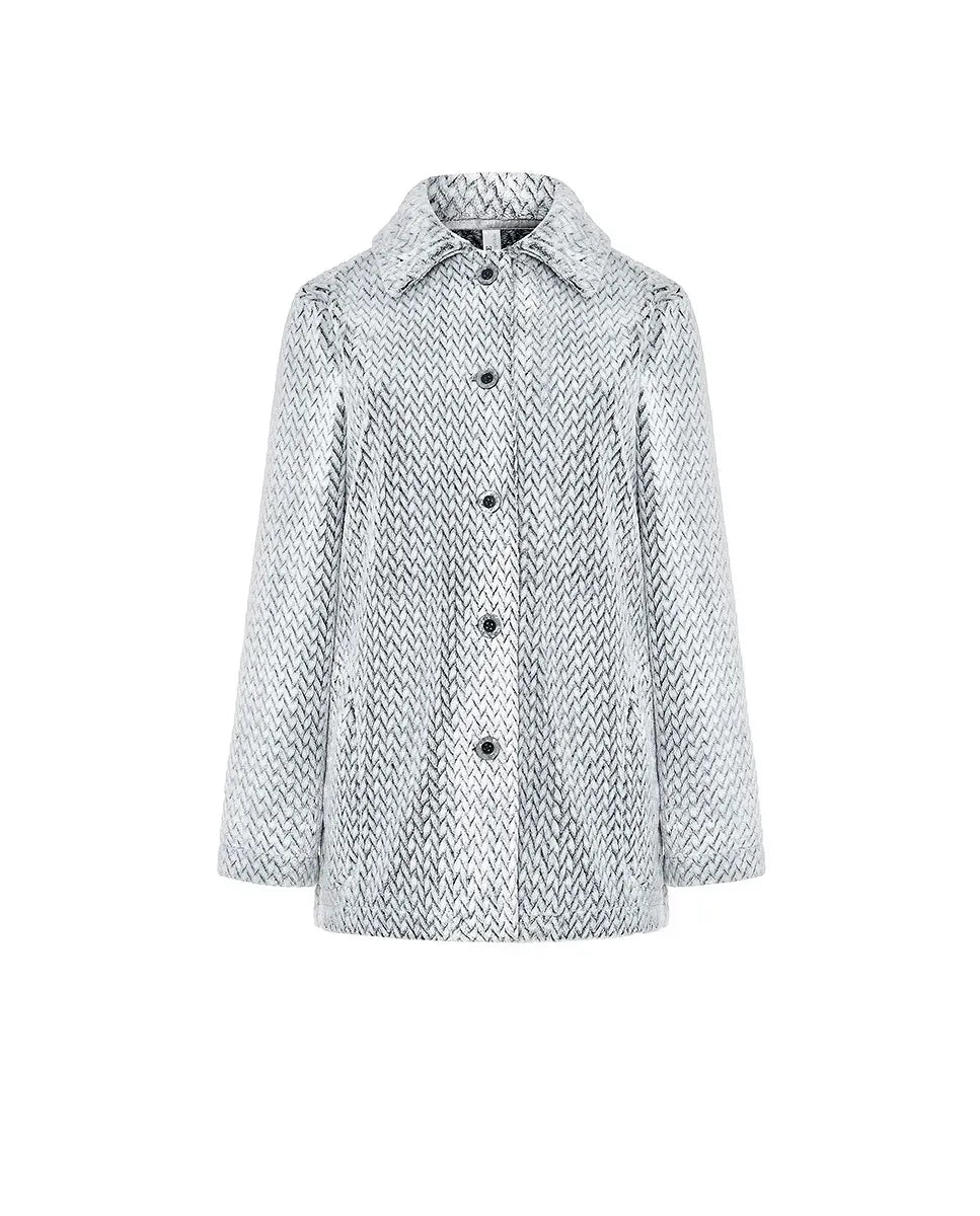 Mujer luciendo chaquetilla de pijama gris con cremallera para invierno