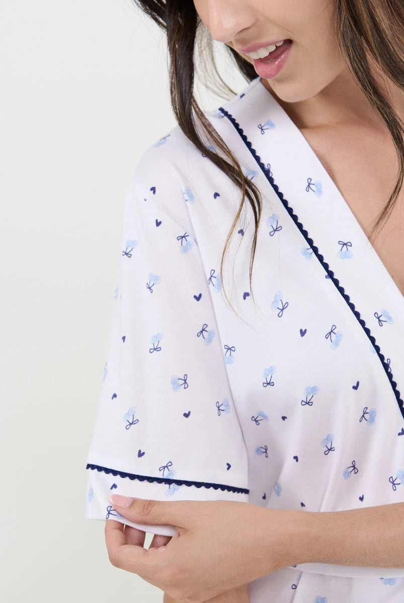 Detalle de la solapa y manga con vivo en la bata de verano estampada de cerecitas