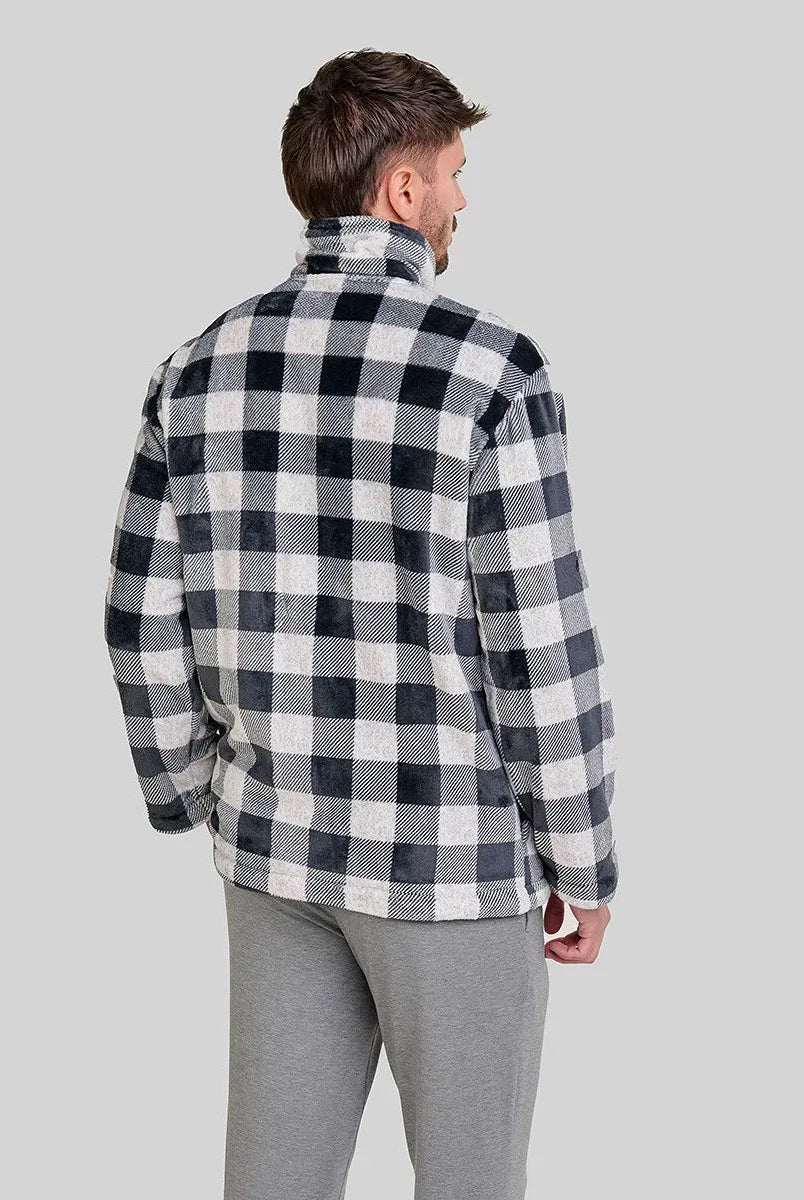 Hombre con cálida bata de cuello smoking de cuadros blanco y negro para invierno
