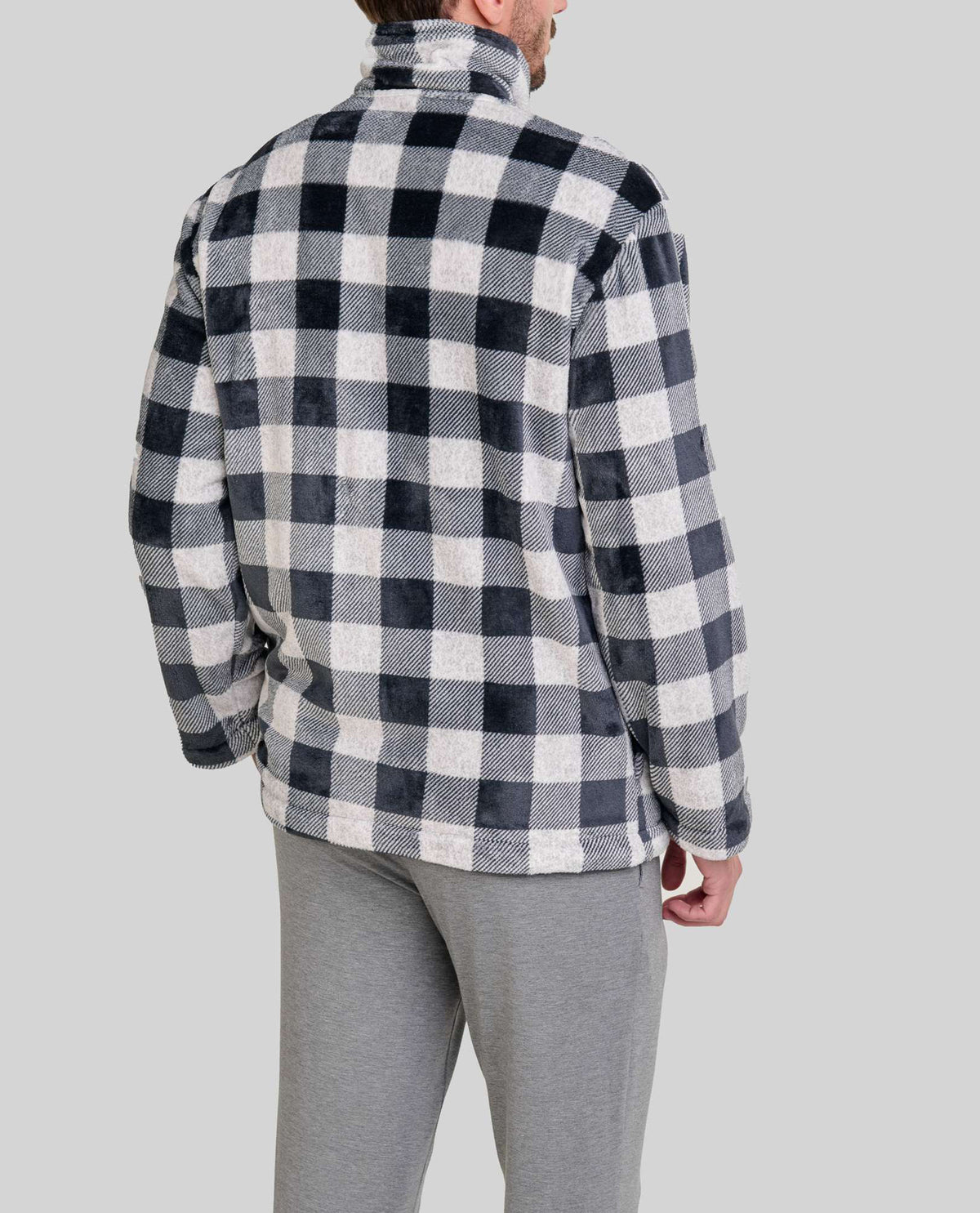 Hombre con cálida bata de cuello smoking de cuadros blanco y negro para invierno