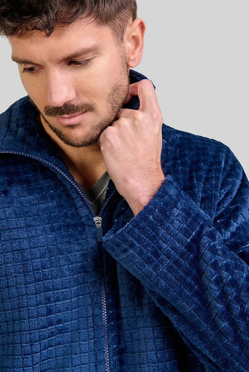 Hombre con una elegante bata azul marino con cremallera y tejido jacquard de cuadros