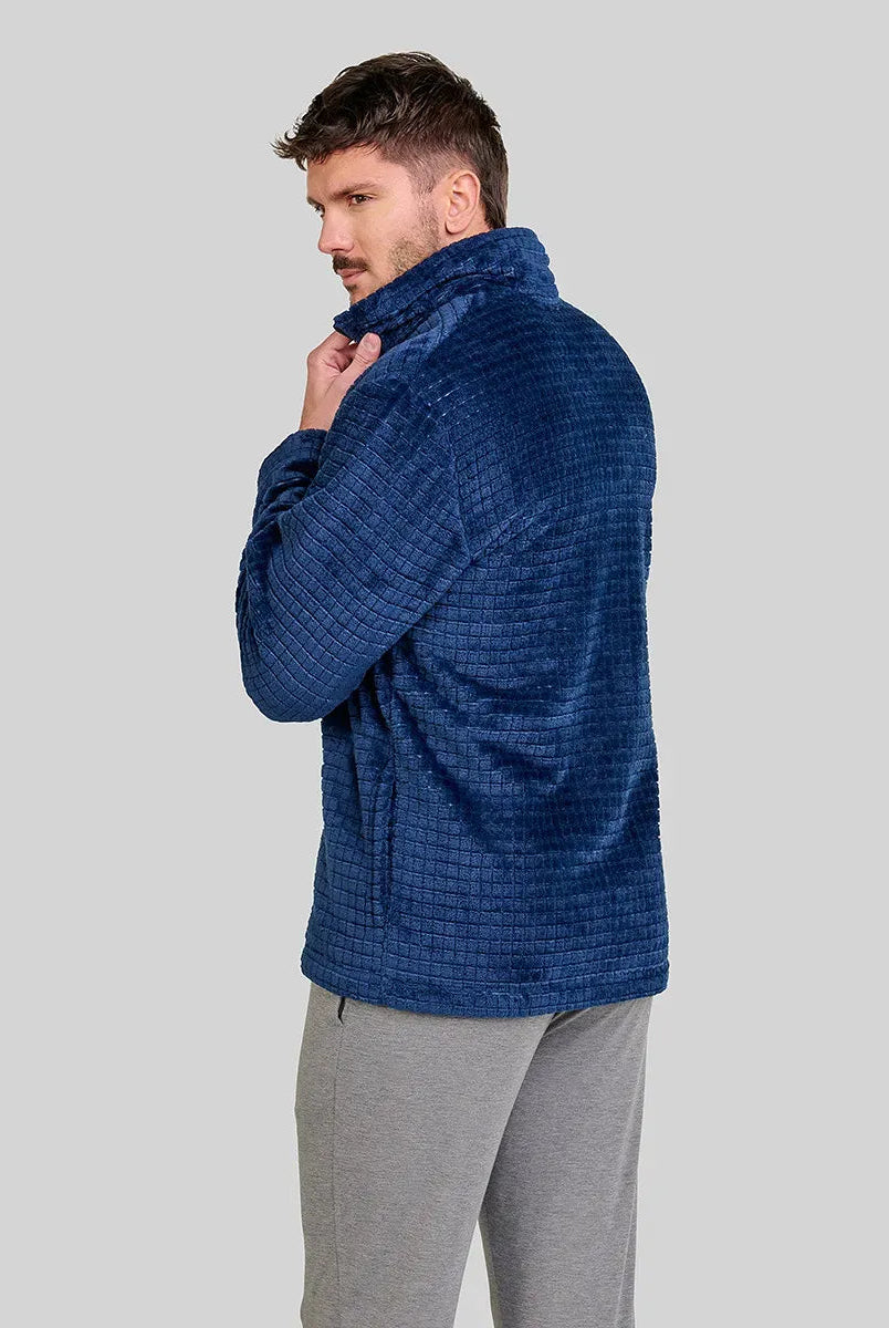 Hombre de espaldas con bata corta azul marino para invierno