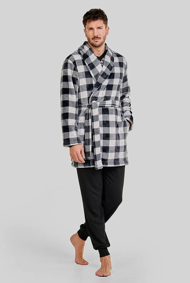 Hombre con bata de casa de invierno a cuadros blanco y negro con cinturón y bolsillos
