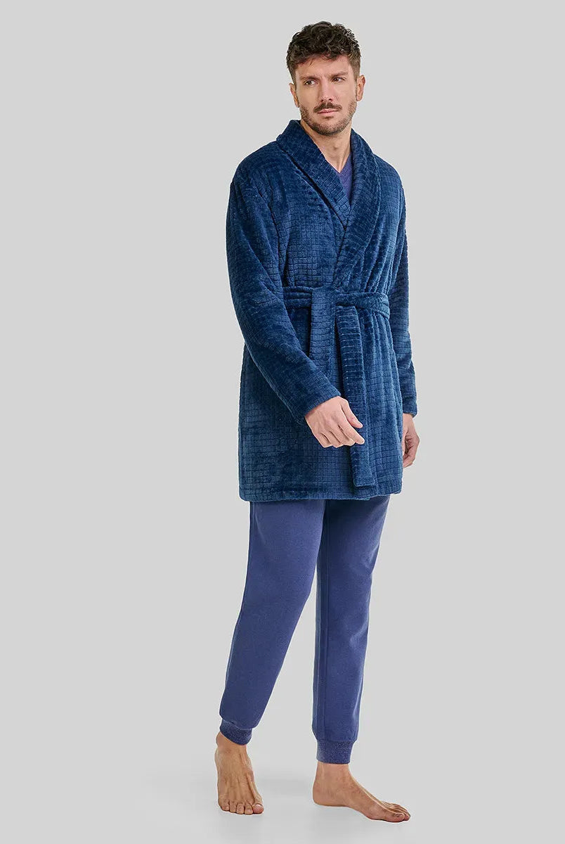 Hombre con bata cruzada de invierno jacquard cuadros marino y pantalón pijama a juego