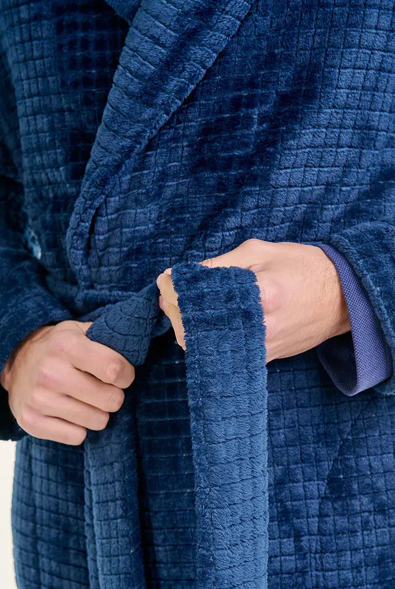 Hombre ajustándose el cinturón de una bata corta de casa jacquard azul marino