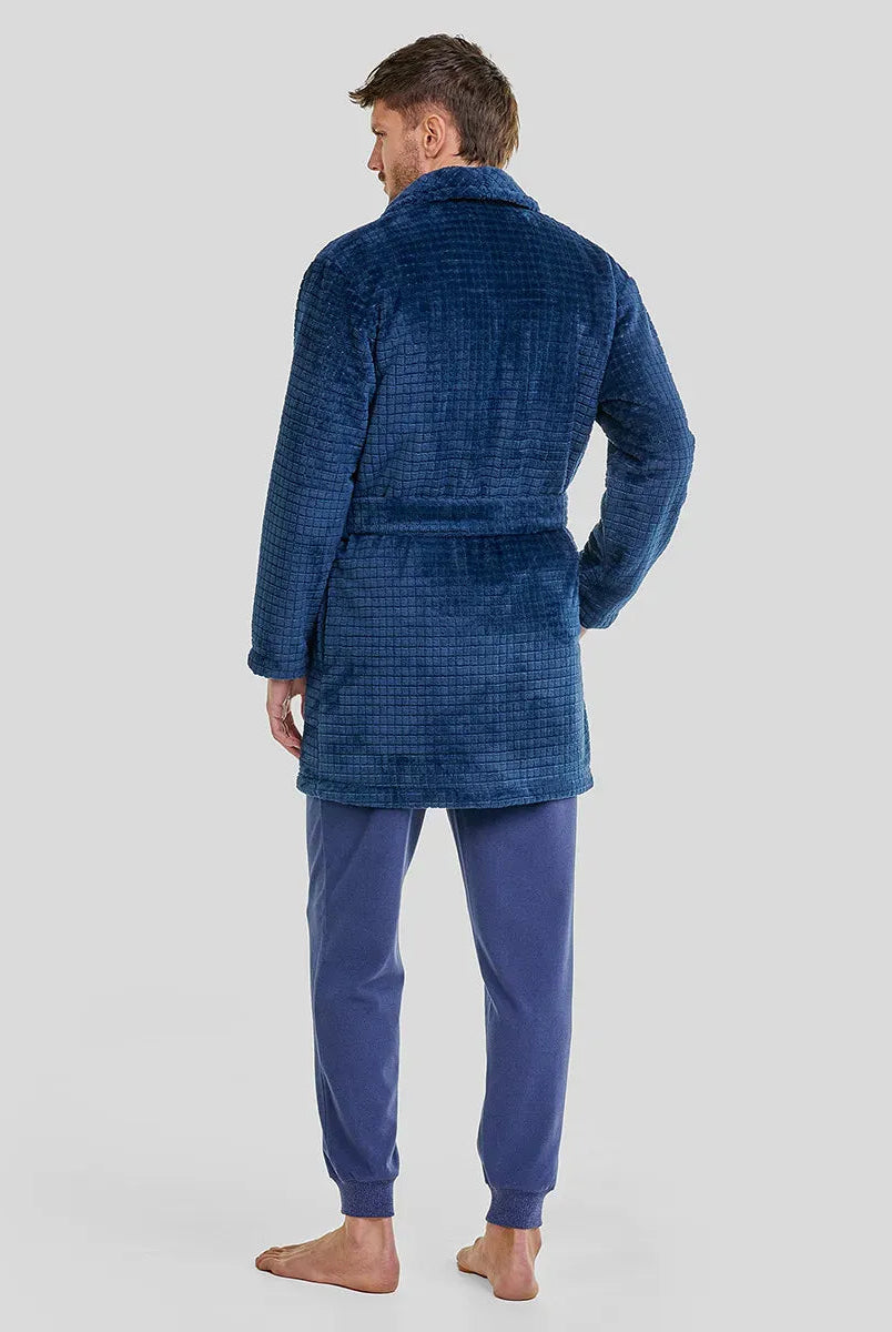 Hombre de espaldas con bata corta azul marino de bolsillos y pijama azul