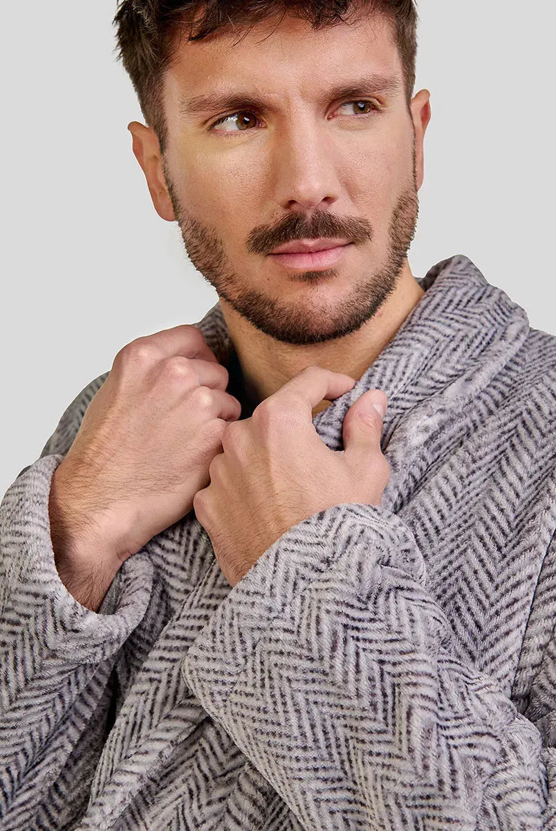 Hombre sujeta el cuello smoking de su elegante bata de espiga gris para invierno
