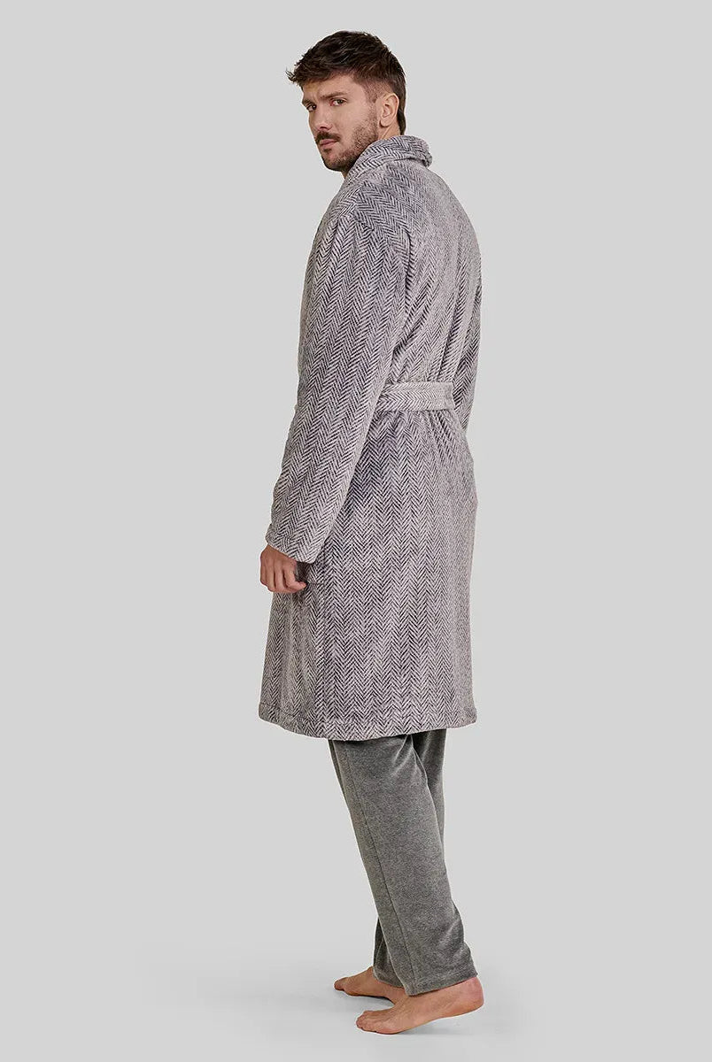 Hombre de espaldas con confortable bata gris texturizada y cinturón