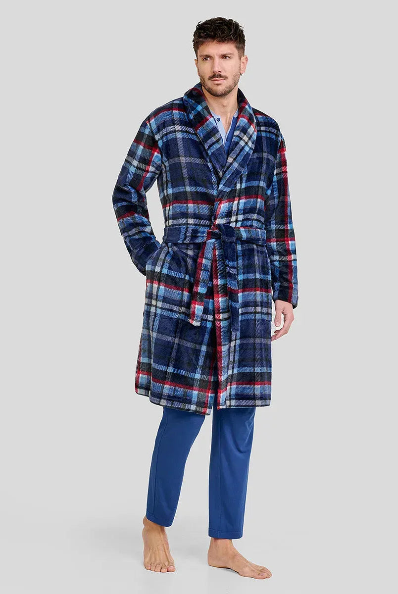 Hombre con bata larga cruzada cuello smoking estampado de cuadros azul y rojo para invierno