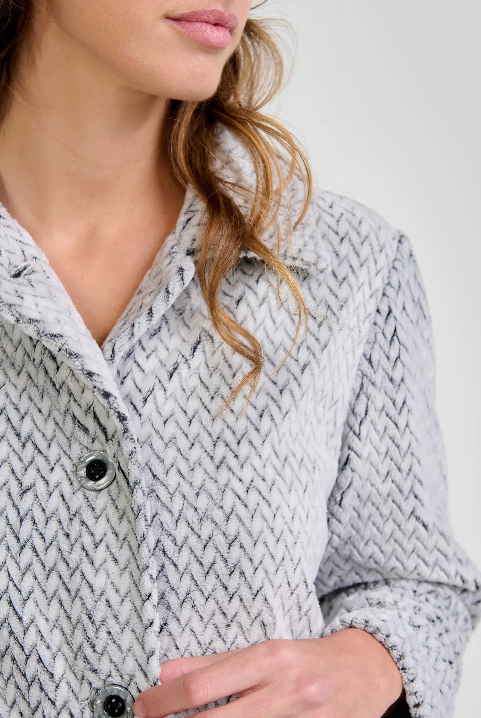 vista detalle de cuello de bata gris abotonada y patrón espiga, ideal para estar en casa