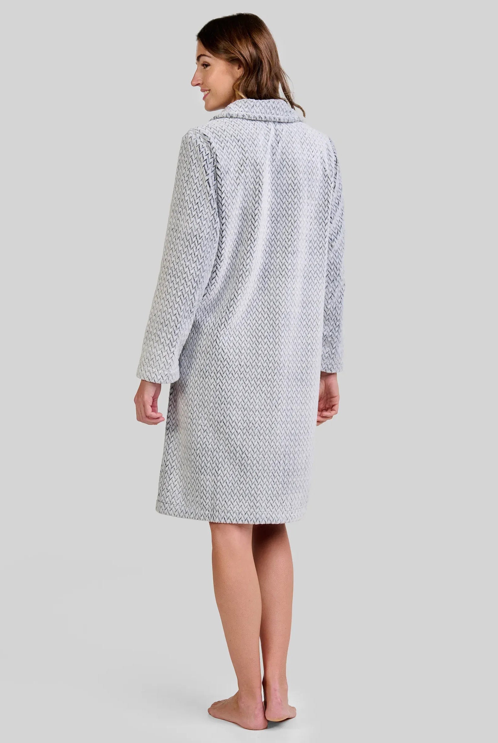 Modelo con bata gris claro de invierno hasta la rodilla, manga larga y elegante textura de espiga