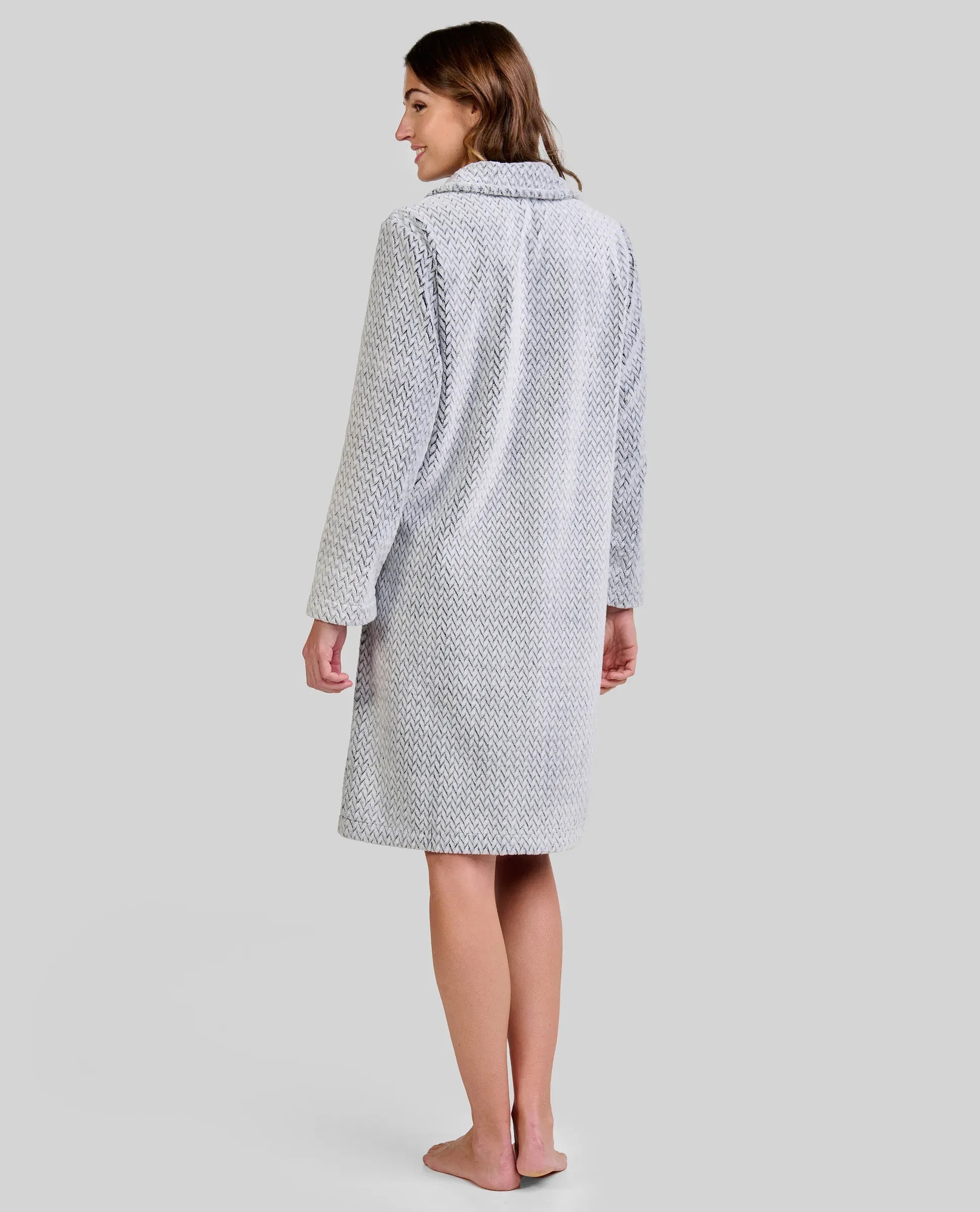 Modelo con bata gris claro de invierno hasta la rodilla, manga larga y elegante textura de espiga