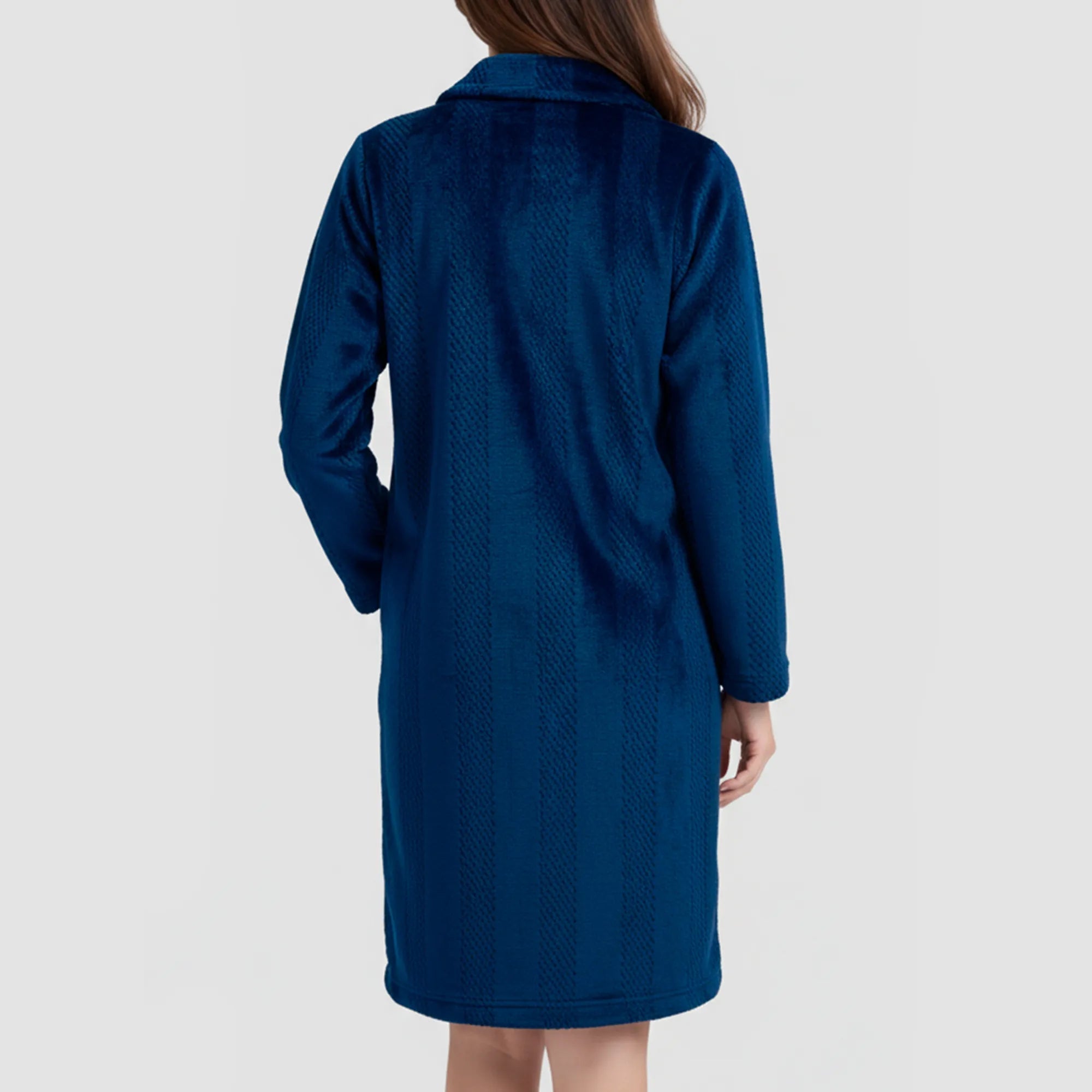Bata larga de invierno para mujer Lohe con diseño jacquard, vista trasera mostrando la caída del tejido.