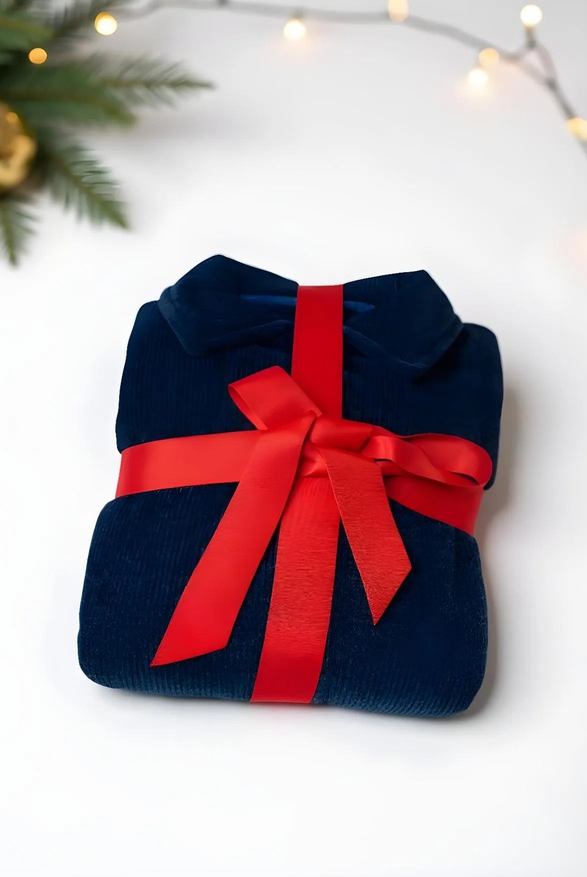 Esta bata se presenta para regalo en su caja con lazo rojo