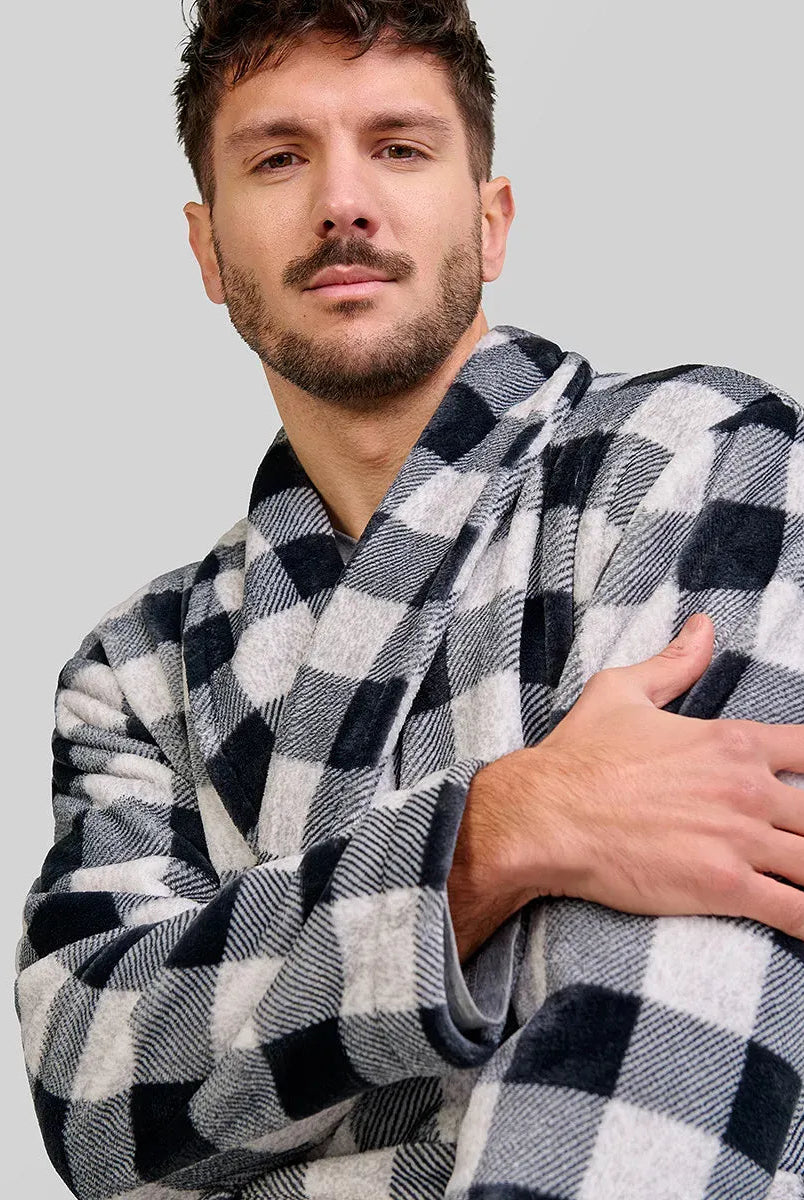 Hombre con cálida bata de cuello smoking de cuadros blanco y negro para invierno
