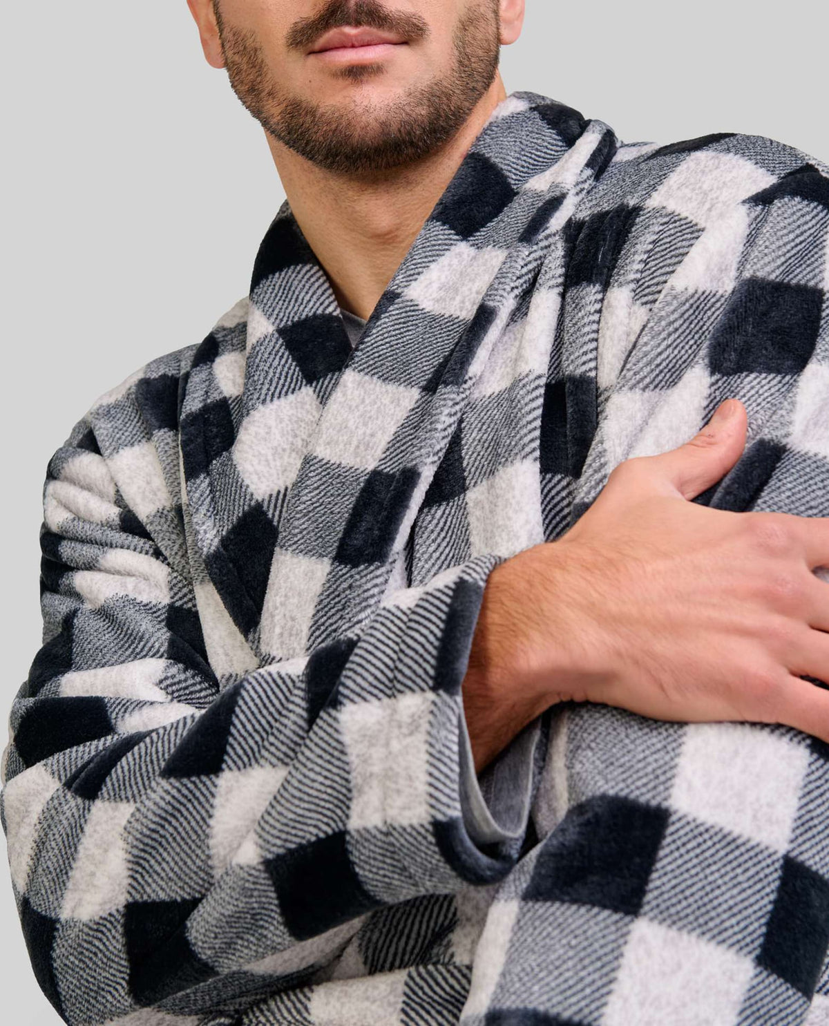 Hombre con cálida bata de cuello smoking de cuadros blanco y negro para invierno
