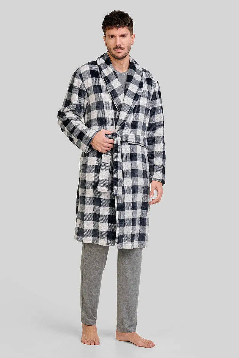 Hombre viste cálida bata de estar en casa de invierno gris a cuadros con pijama y camiseta grises