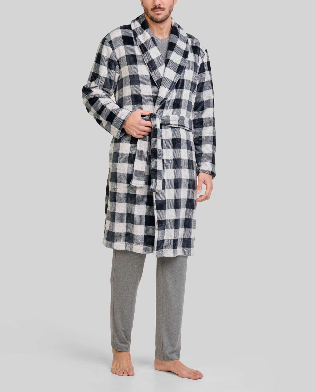 Hombre viste cálida bata de estar en casa de invierno gris a cuadros con pijama y camiseta grises