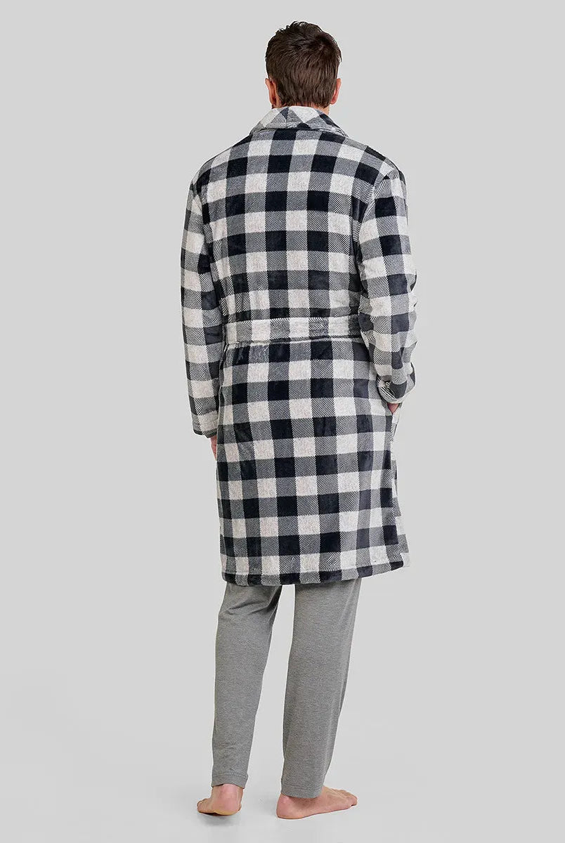 Hombre de espaldas con bata a cuadros blanco y negro de invierno cruzada con bolsillos laterales