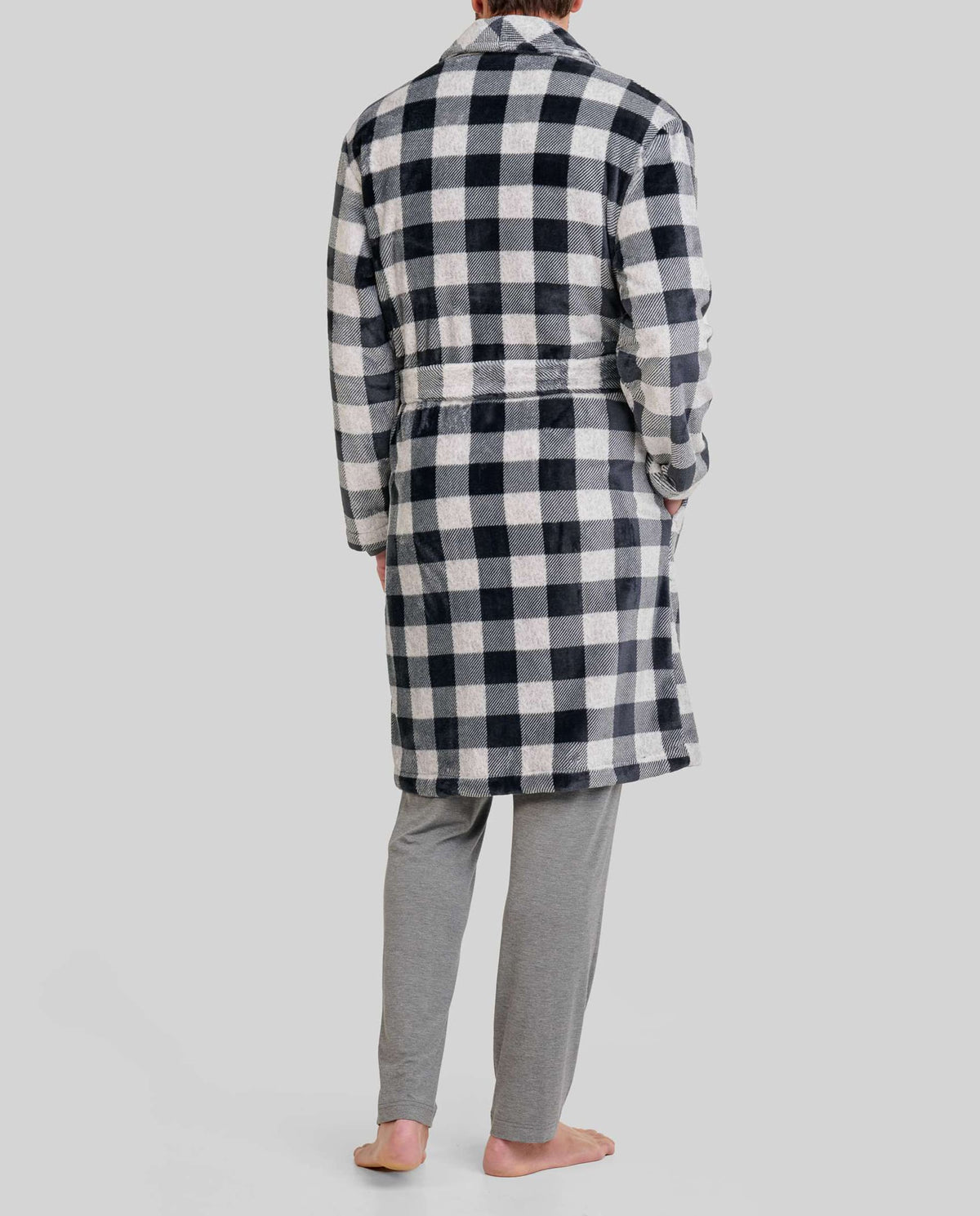 Hombre de espaldas con bata a cuadros blanco y negro de invierno cruzada con bolsillos laterales