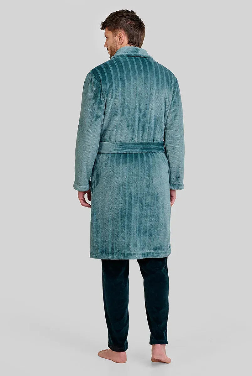 Vista de espaldas de hombre con bata de invierno larga cruzada en suave jacquard verde