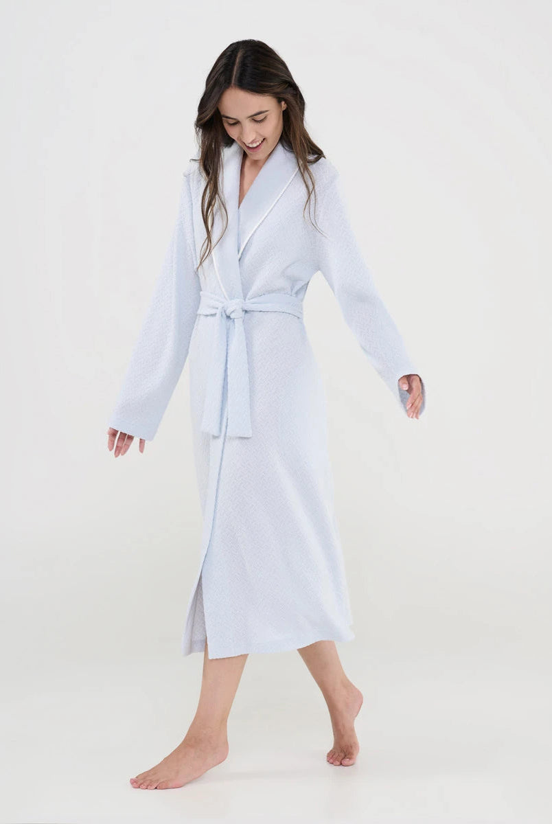 Mujer con bata lencera larga jacquard celeste y solapa con vivo a contraste