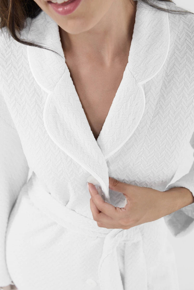 Mujer con camisón lencero celeste sin mangas cuello botones puntilla