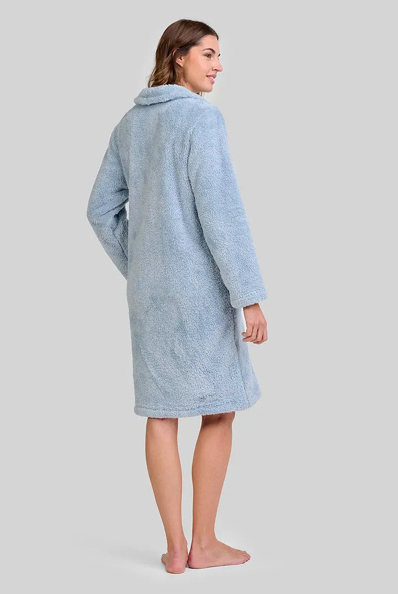 Mujer de espaldas con bata polar azul acero de manga larga y hasta la rodilla