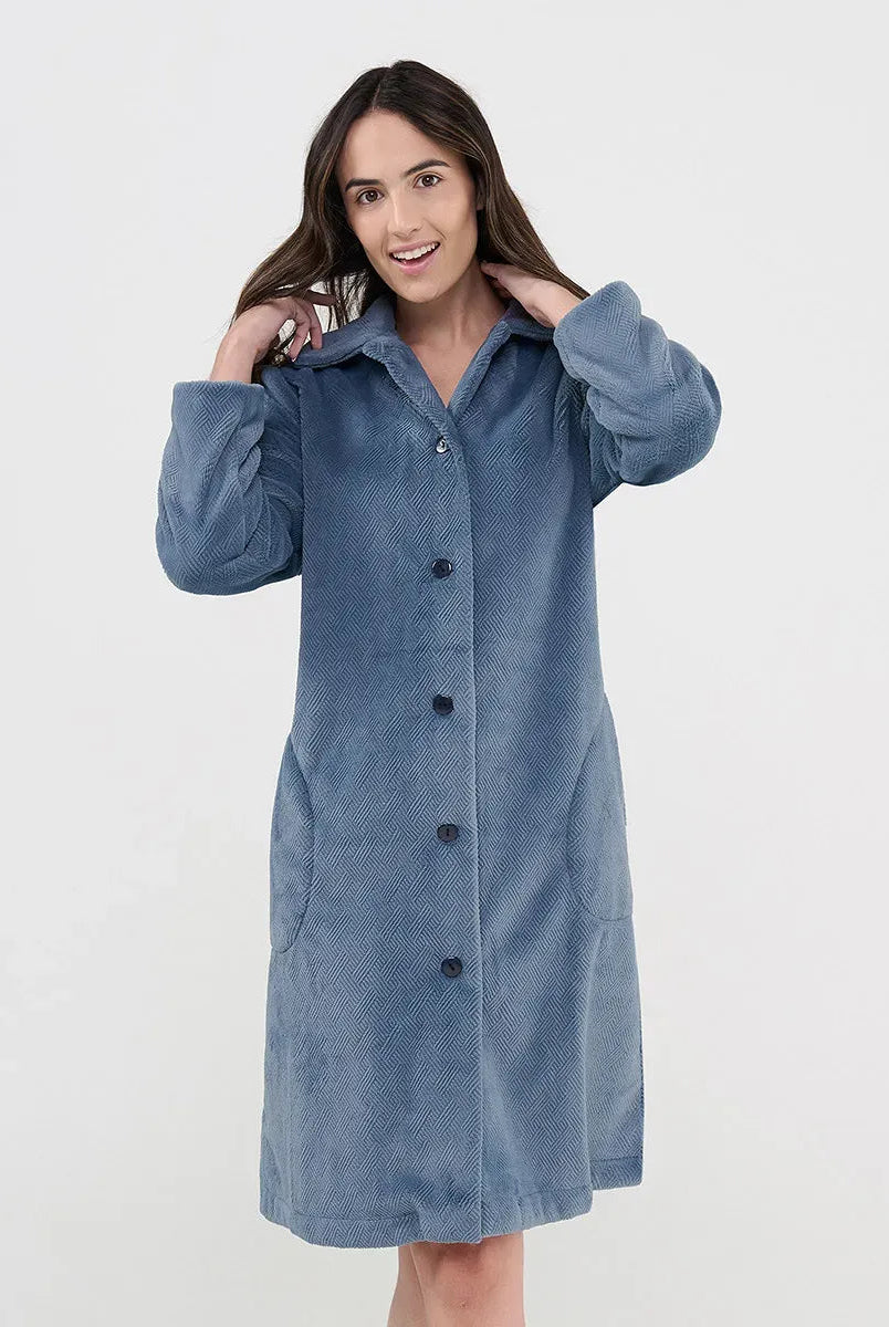 Mujer con bata larga de invierno abotonada en jacquard azul pacífico