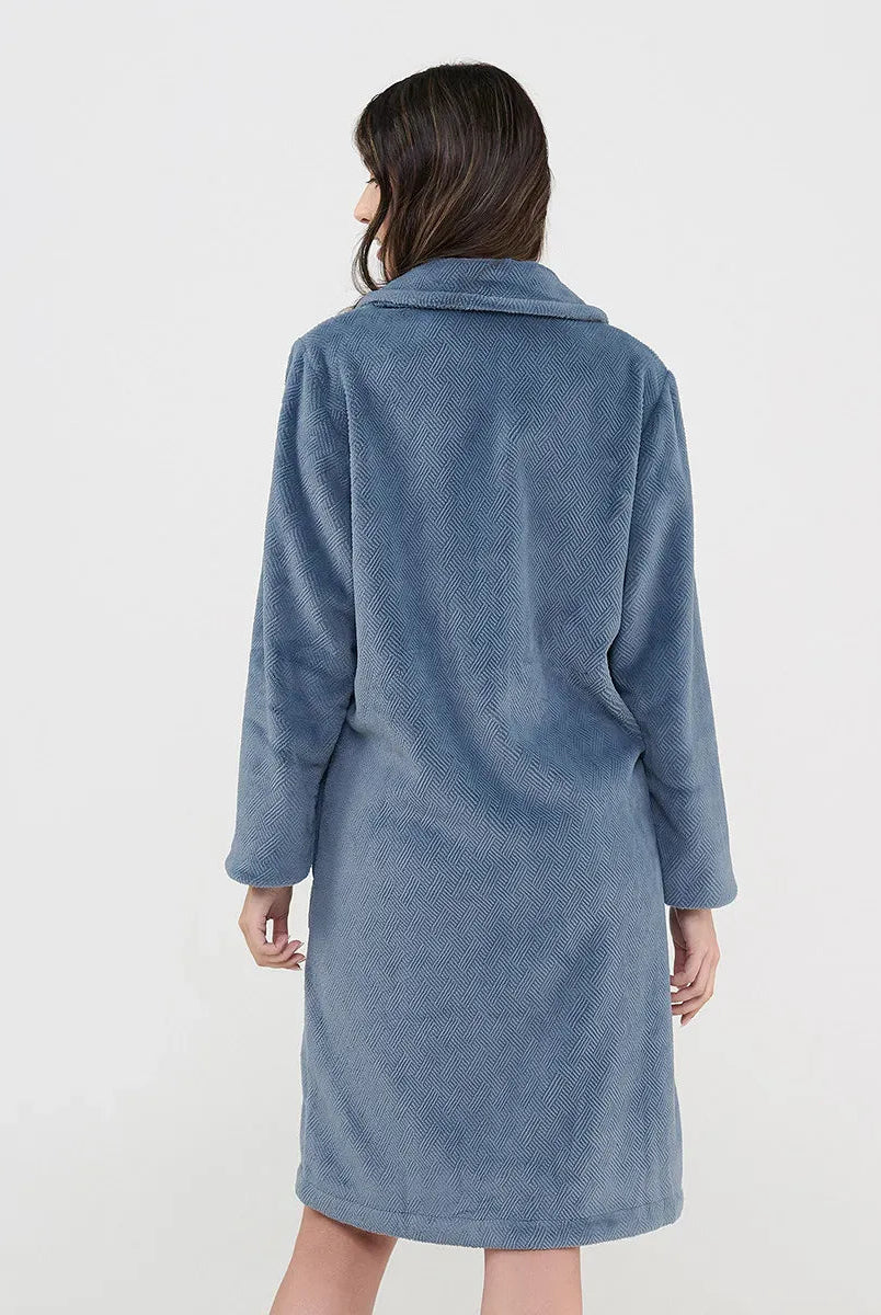 Mujer de espaldas con confortable bata larga en jacquard color azul pacífico