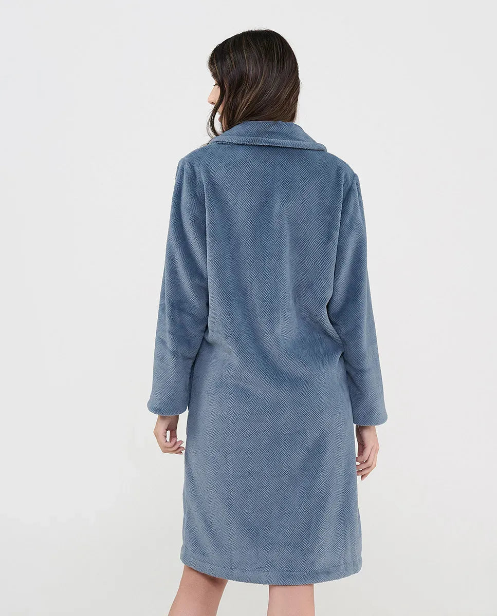 Mujer de espaldas con confortable bata larga en jacquard color azul pacífico